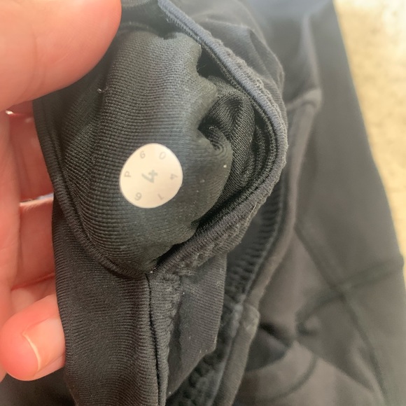 Lululemon leggings size 4 with pockets - Picture 5 of 5